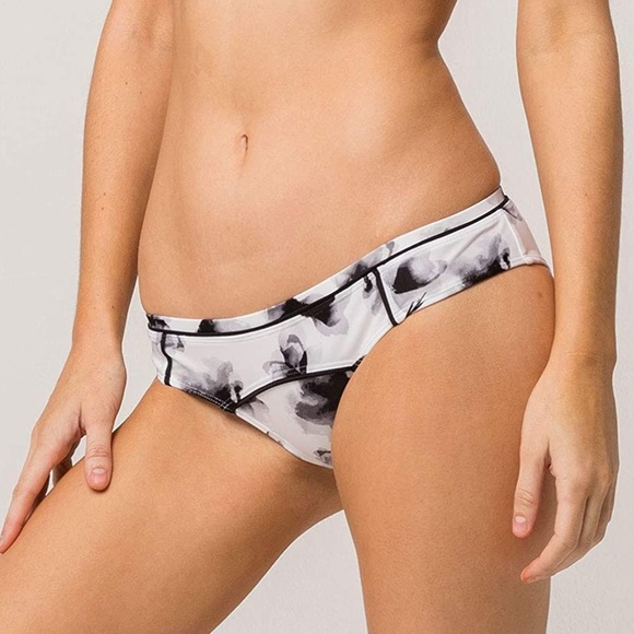 🔥RVCA Fading Petals Cheeky Bikini Bottom🔥~med - Picture 2 of 14